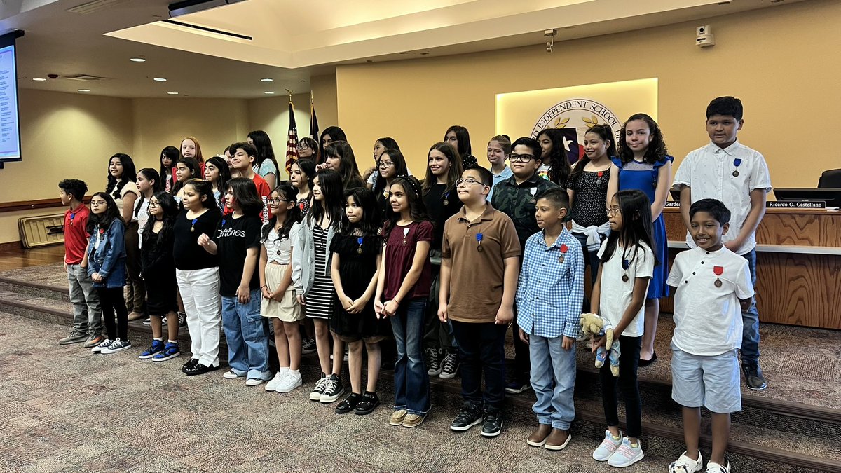 Thank you to all the amazing artists who made this possible. Drugan well represented in the SISD Art Show. #TeamSISD @JDrugan_K8 @RAlva_JDS @Vestra_JDS @cmercado_JDS