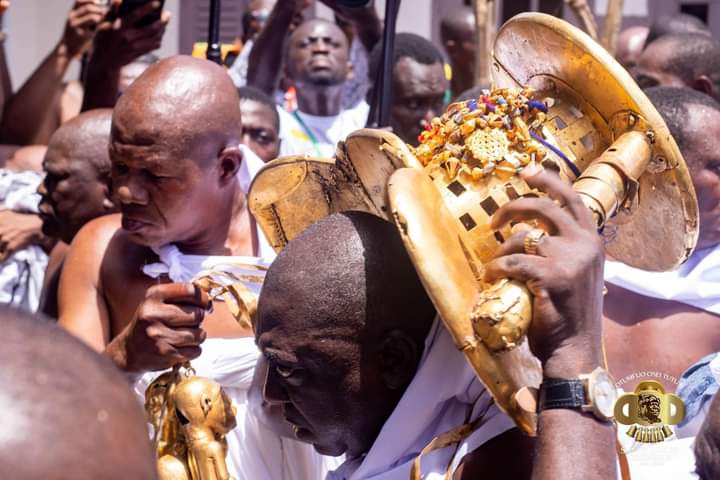 Hwɛ ne fɛ!
Sikadwa Kofi, Asante sunsum apue. Mo peeeeaw Ohene.

The Golden Stool is present at the 25th-anniversary Grand Durbar of Asantehene, Nana Osei Tutu II.

📸: Manhyia Palace