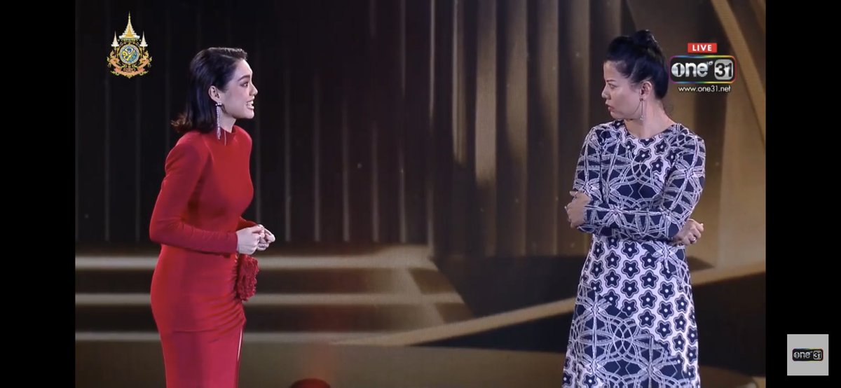 ไม่แน่ใจว่าปีก่อน ๆ ของนาฏราชเป็นงี้มั้ย แต่ชอบการที่พูดชื่อผู้เข้าชิงบทละครโทรทัศน์ยอดเยี่ยมโดยไม่ได้ใช้ VTR แต่ใช้นักแสดงในเรื่องมาเล่นตามไดอะล็อกในเรื่อง ซึ่งครีเอตมาก เหมือนดูละครเวที เล่นสด ๆ ไปเลย
#นาฏราชครั้งที่15