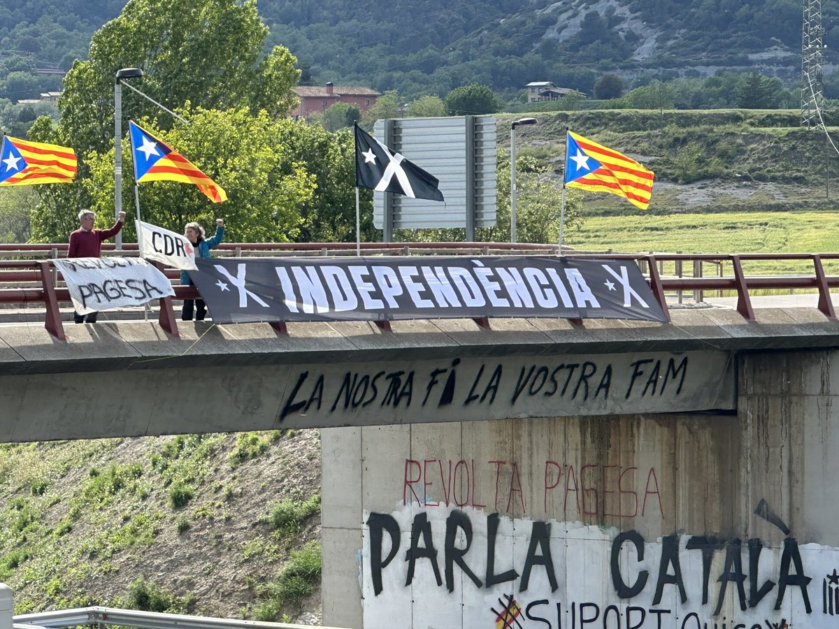 A Gurb, un diumenge més, continuem amb l’acció
#PontsPerIndependència
PERSISTIM i PERSEVEREM en la lluita per la LLIBERTAT i la INDEPENDÈNCIA de CATALUNYA.
Avui farem història, restituirem la Presidència de la Generalitat, furtada pel 155 i la repressió de Ñ ||*||
#Independència