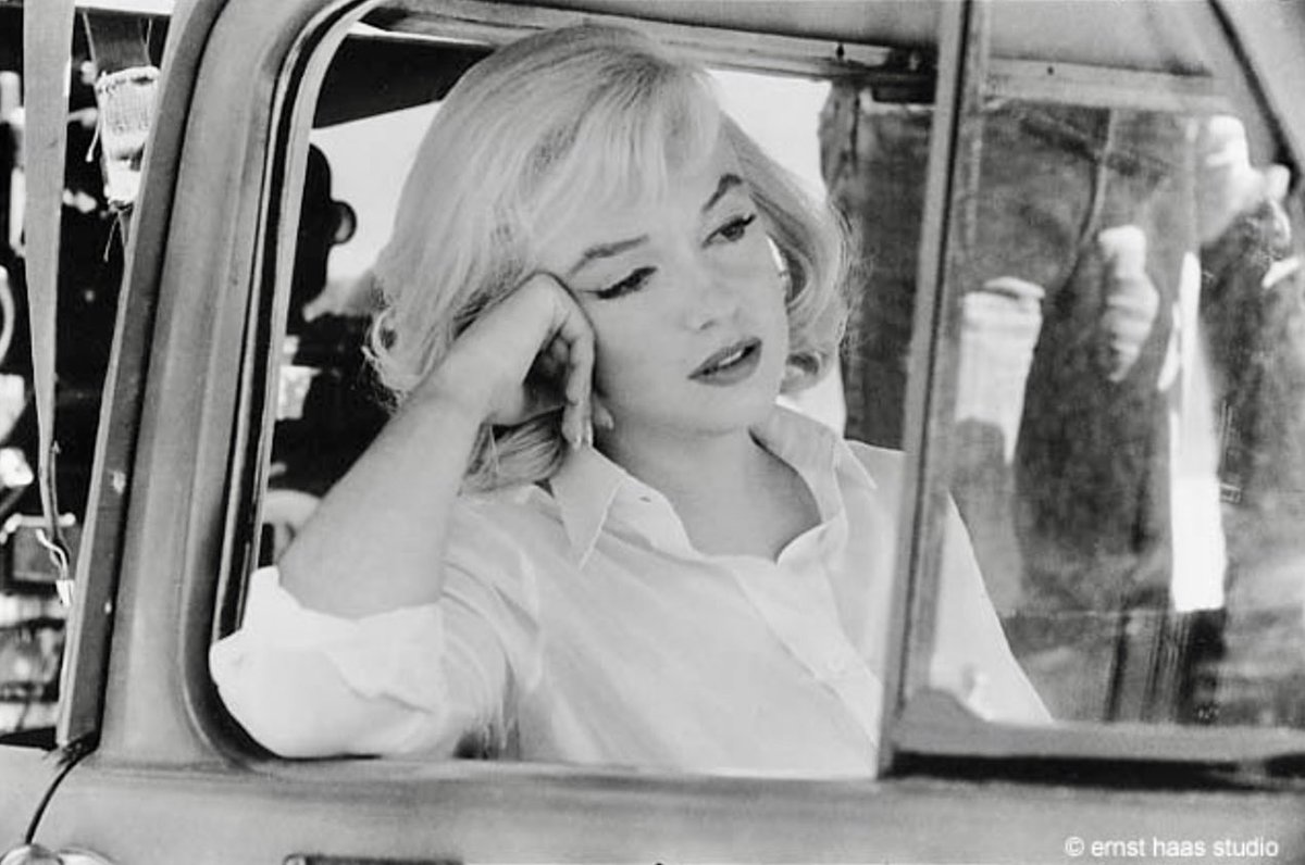 Marilyn on location for The Misfits. Photo by Ernst Haas, 1960 💋
#MarilynMonroe