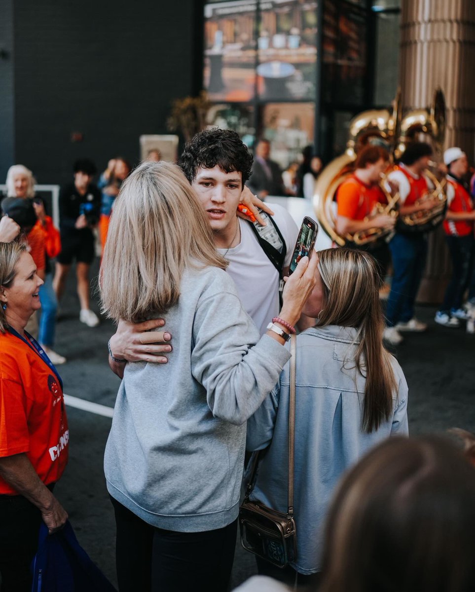 Happy Mother’s Day to all of the incredible moms in the #ClemsonFamily! 🧡🐅