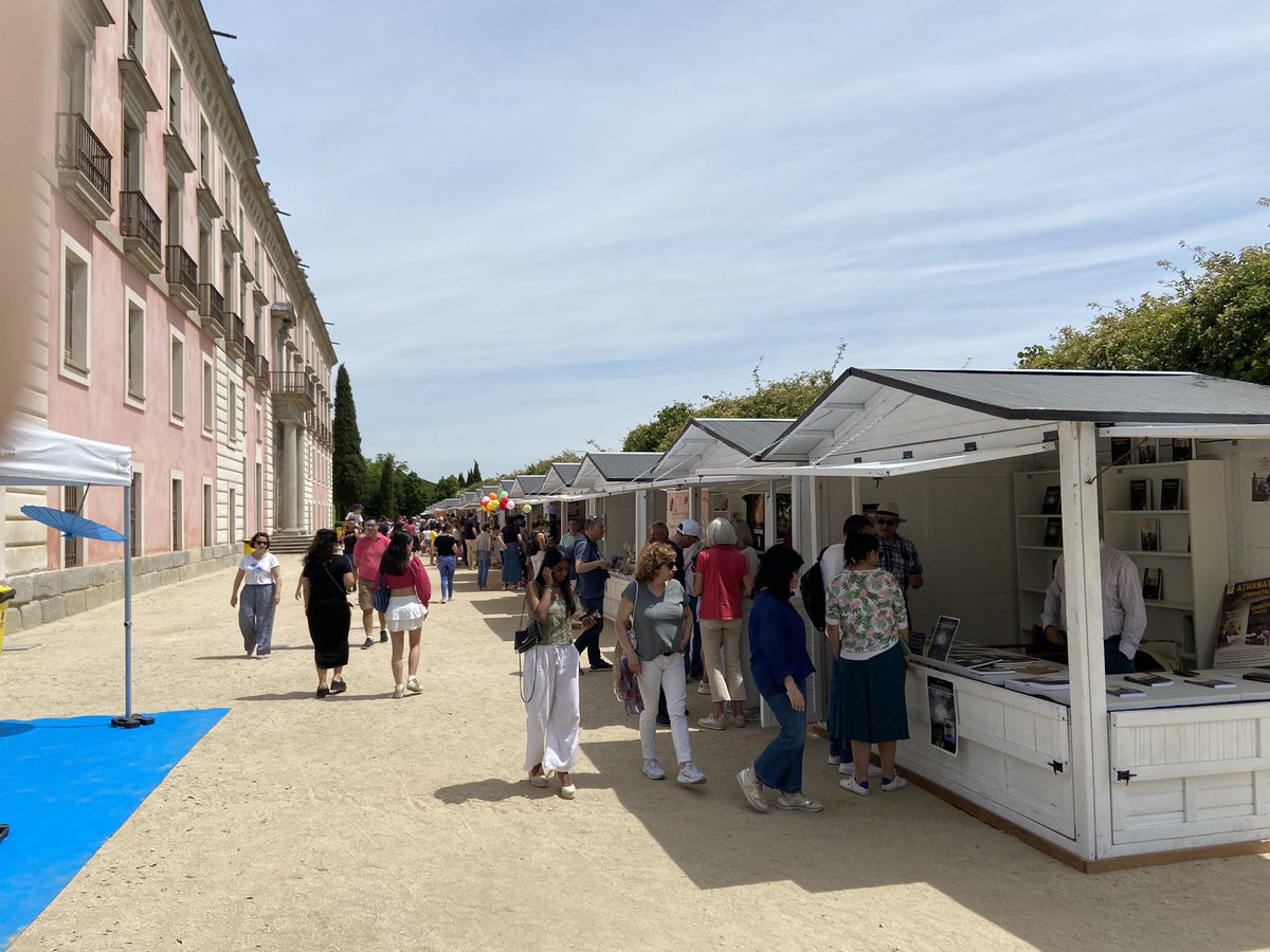 Este fin de semana tenemos la Feria del Libro en Boadilla y nuestros concejales no han querido perdérsela y poder disfrutar un rato de conversación con escritores y librerías de nuestro municipio y resto de la Comunidad de Madrid. 

#BoadilladelMonte🌳 #Vox #Boadilla #VoxBoadilla