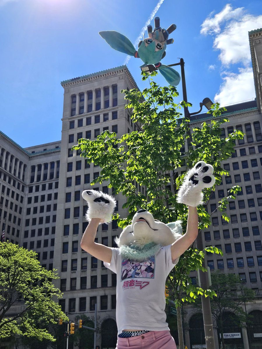 I’m in Detroit for <a href="/mikuexpo/">MIKU EXPO</a> and I am SO excited!!!!! Making sure to get myself a glowstick later :3 CAN’T WAIT!!!!!!!