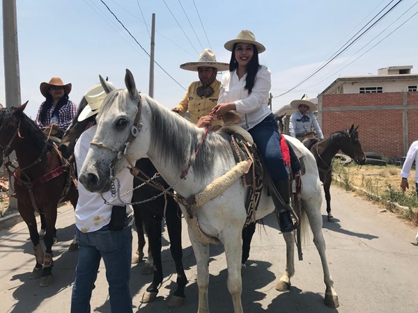 ✍️ @TonantzinFdz y los integrantes de la Asociación de Charras y Charros de San Pedro Cholula, llevaron a cabo una gran cabalgata en algunas juntas auxiliares 

mediatik.com.mx/tonantzin-fern…