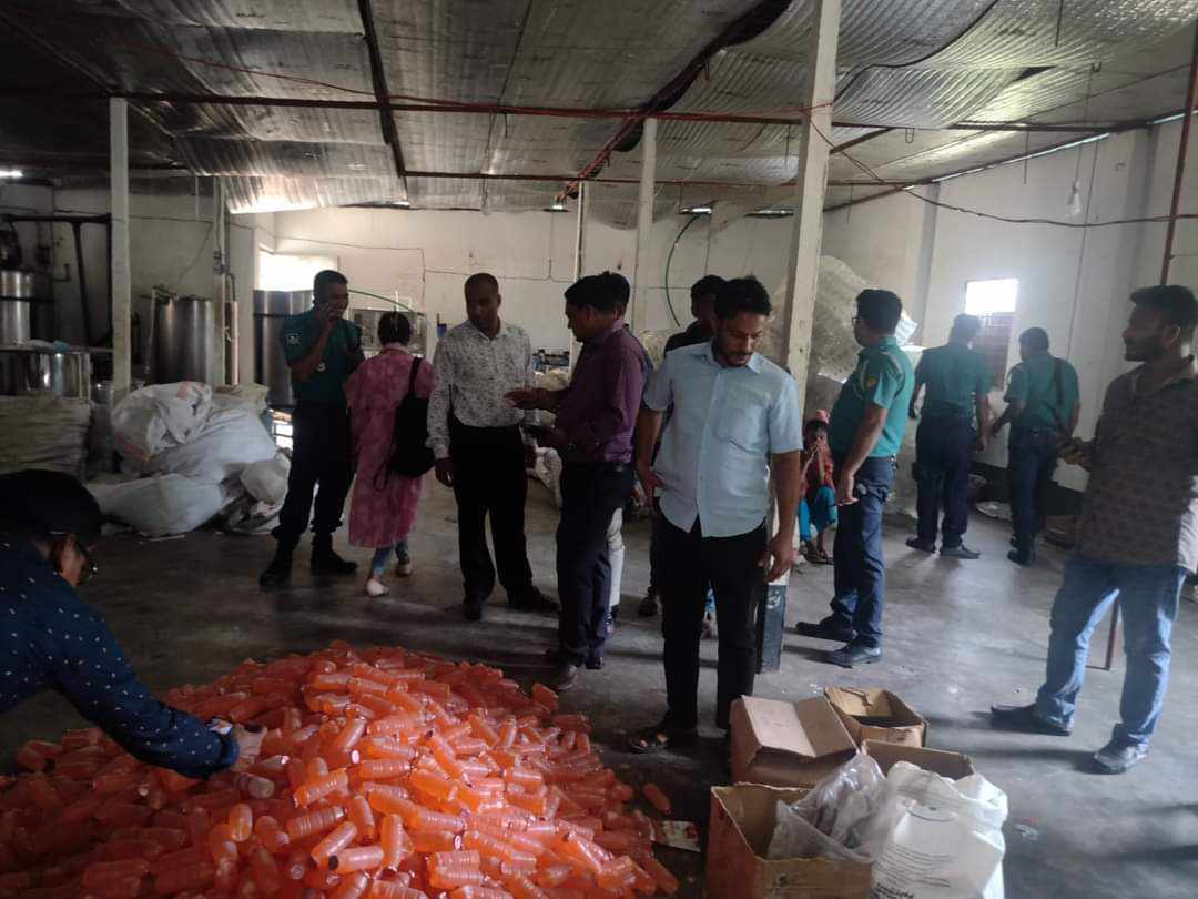 গাজীপুরে নকল খাদ্য কারখানায় এনএসআই ও ভোক্তা অধিদপ্তরের অভিযান