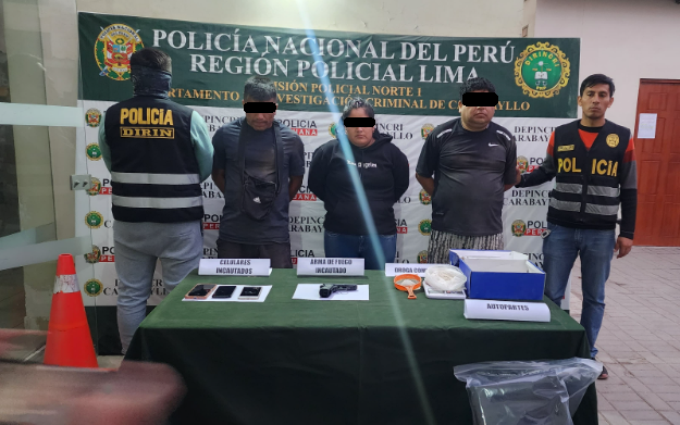 🚨 ¡Firme en la lucha contra el crimen! Agentes de la #Dirin y Depincri #Carabayllo capturaron a 3 miembros de la banda criminal Los Escurridizos Coneros. Se incautó una pistola, 4 vehículos, uno registra requisitoria por robo y 109 gramos de PBC fue decomisado. #PerúSeguro🚔