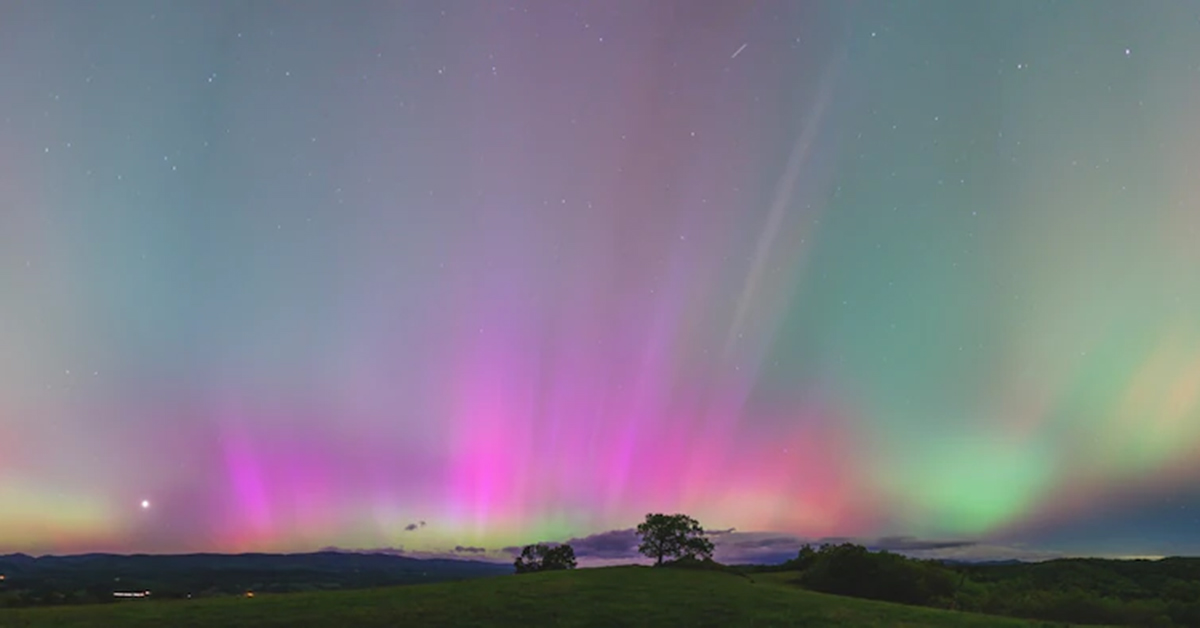 #IndustryNews • #GeomagneticStorm 🌌

The @NOAA forecasts another wave of geomagnetic storms tonight, so keep an eye on your sky for auroras (and an ear open for radio interruptions)! wapo.st/3wxoQAy

Via @washingtonpost 

#auroraborealis #northernlights #auroraborealis