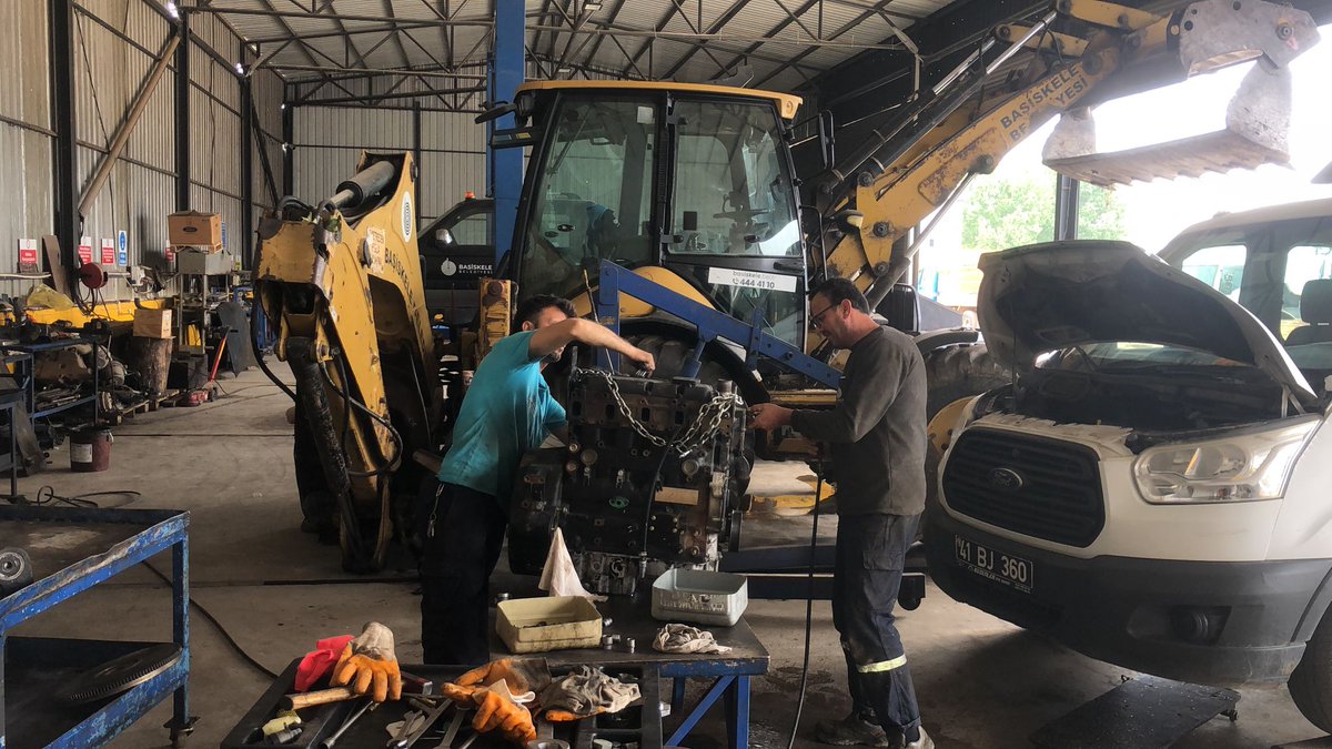 🛠️⚙️ Makine İkmal Bakım ve Onarım Müdürlüğü'ne bağlı ekip arkadaşlarımız hizmetlerimizin aksamaması noktasında arızalan iş makinalarımızın onarımlarını kısa sürede yapıyor. 🫱🏻‍🫲🏼 Kolay gelsin arkadaşlar #Süratliİşler