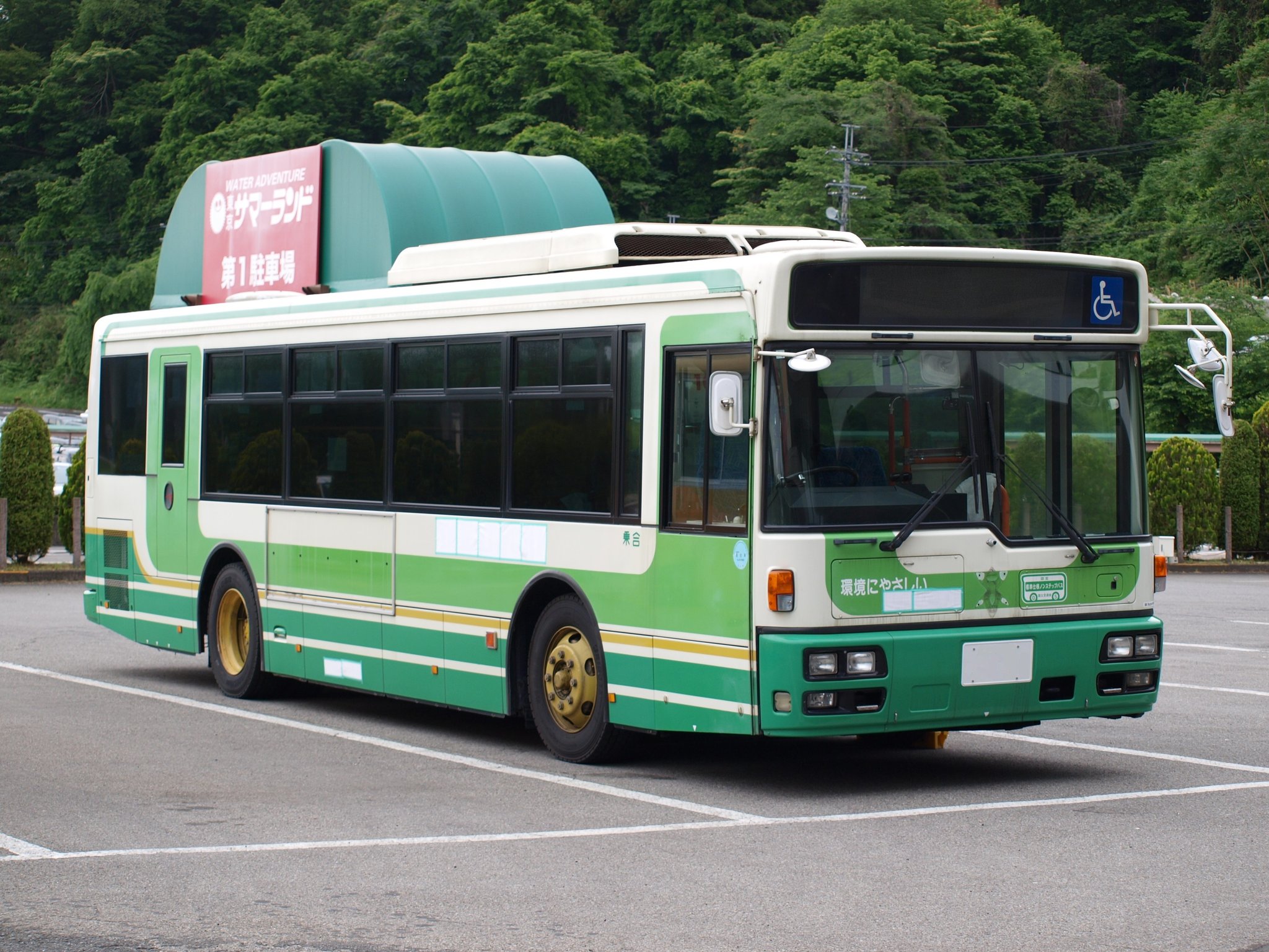 CA2010A 高槻市バス、芝生大型