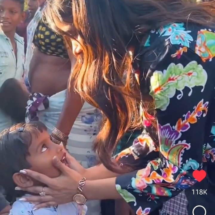 These clicks are my fav because I have seen people 'helping' but there's always this hesitation in reaching out to them in this way :) This genuine warmth and care which are missing in many helping hands .

Manisha I love from the bottom of my heart <3

#ManishaRani #ManishaSquad