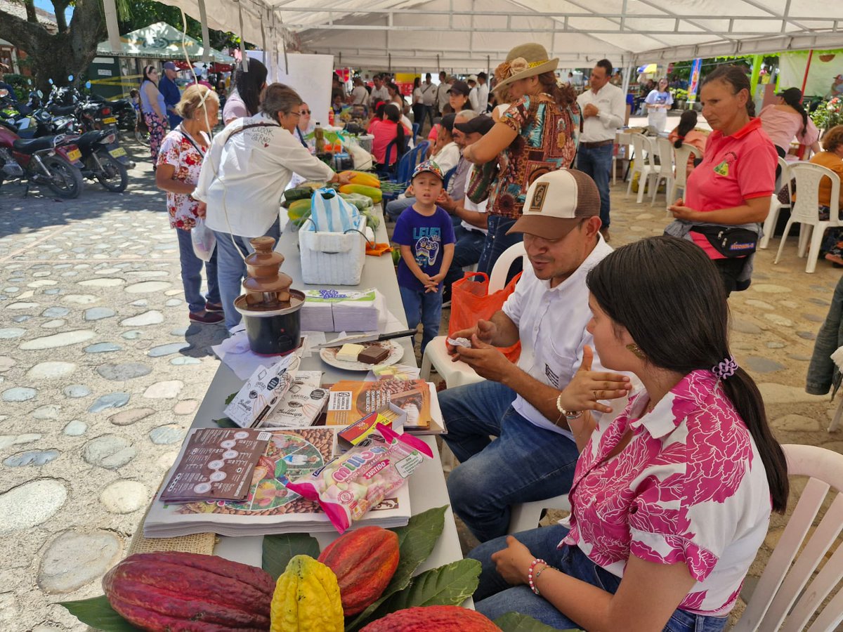 Con el portafolio de servicios de la Dirección de Comercialización de la @ADR_Colombia, acompañamos la Feria Cultural, Comercial, Agroindustrial, Turística y Mercado Ganadero 2024 del municipio de #Paicol, Huila.👩🏽‍🌾🧑🏽‍🌾