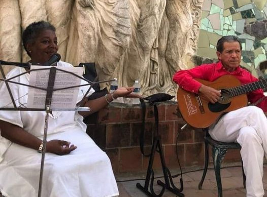 Música y poesía, un espacio que se dedicó al Día de las Madres en los Jardines de la UNEAC en Cienfuegos.