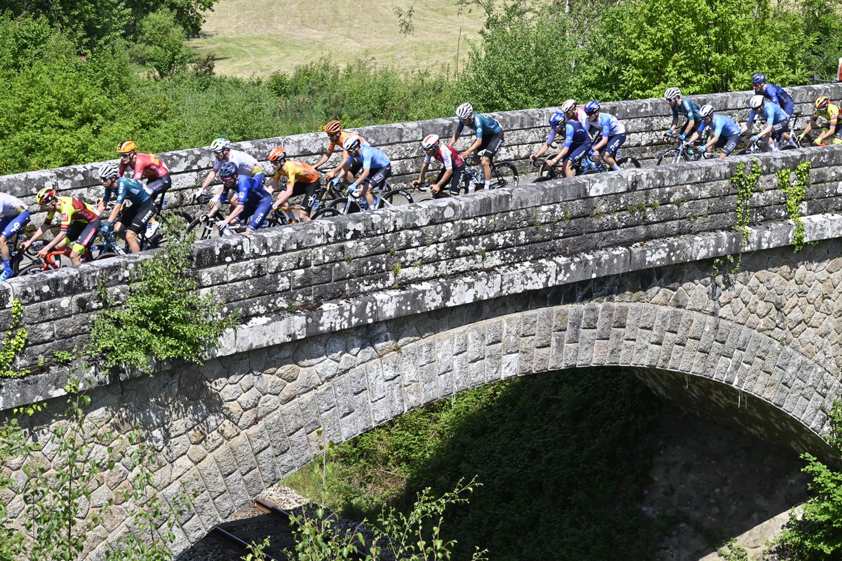 🏁 Au bout de 181km Valentin Ferron prend la 4️⃣e place sur la ligne d’arrivée. Après avoir mené le groupe de tête pendant une bonne partie de cette fin de course notre coureur termine au pied du podium. 📸 LNC/B.Bade #AllezTotalEnergies #BouclesdelAulne