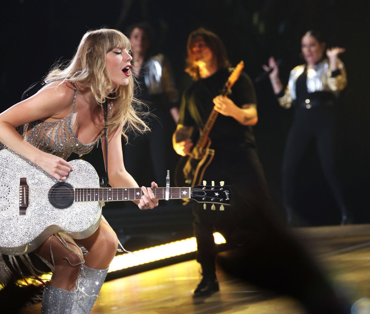 Taylor Swift playing #guitar at #ParisTSTheErasTour 🎸 #TaylorSwift #TSTheErasTour