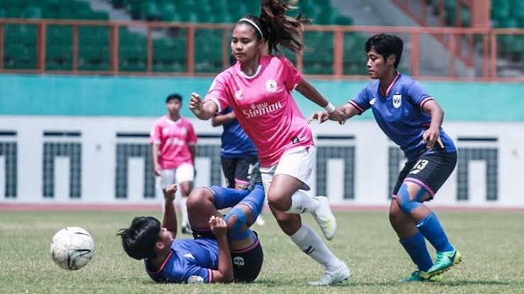 Kalau Klub Liga 1 dipaksa bikin Tim Putri kasihan PSS nanti. Kalau Persija kan tinggal tambahi Persija Women, Persis Women, Persib Women dll Lha kalau PSS? Masak berubah jadi PS Slewomen