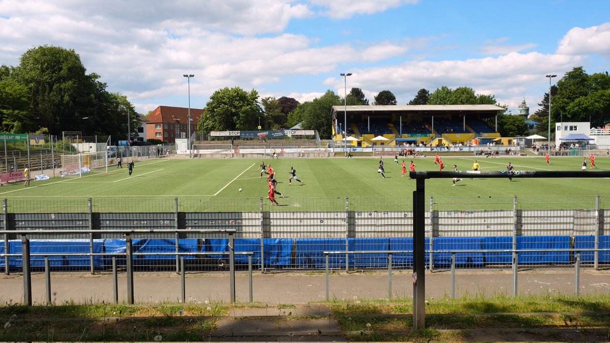 With St. Pauli winning the league a few miles away, was nice to kick back in the Eimsbüttel neighbourhood of Hamburg today. First up was @HEBC_1911 followed by a game at @sc_victoria's fabulous 1907 Hoheluft where tenants Teutonia Ottensen were playing Regionalliga football.