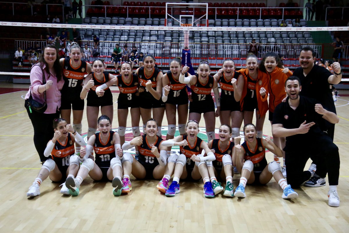 Midi Kız Takımımız, play-off final karşılaşmasında Doruk Voleybol'u 3-1'lik skorla mağlup ederek Ankara'da gerçekleşecek Midi Kızlar Türkiye Şampiyonası finallerine gitmeye hak kazandı. Tebrikler kızlar!