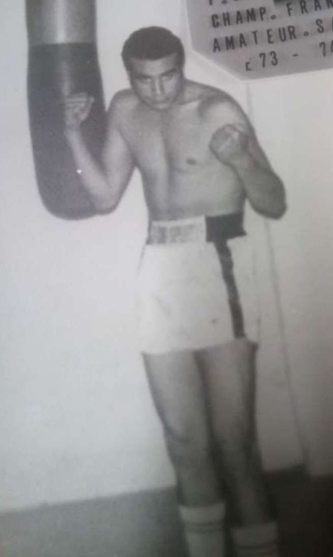 karim_zzz8's tweet image. 1 année déjà sans toi papa .. 1 année de mélancolie et de chagrin .. Ta disparition brutale fut un immense choc émotionnel pr nous ..
Tu as été VAILLANT dans la vie et VAILLANT sur les rings. Je t'aime profondément papa .. Allah yarahmek 🤲🤲😭💔💔
#RIPPapa