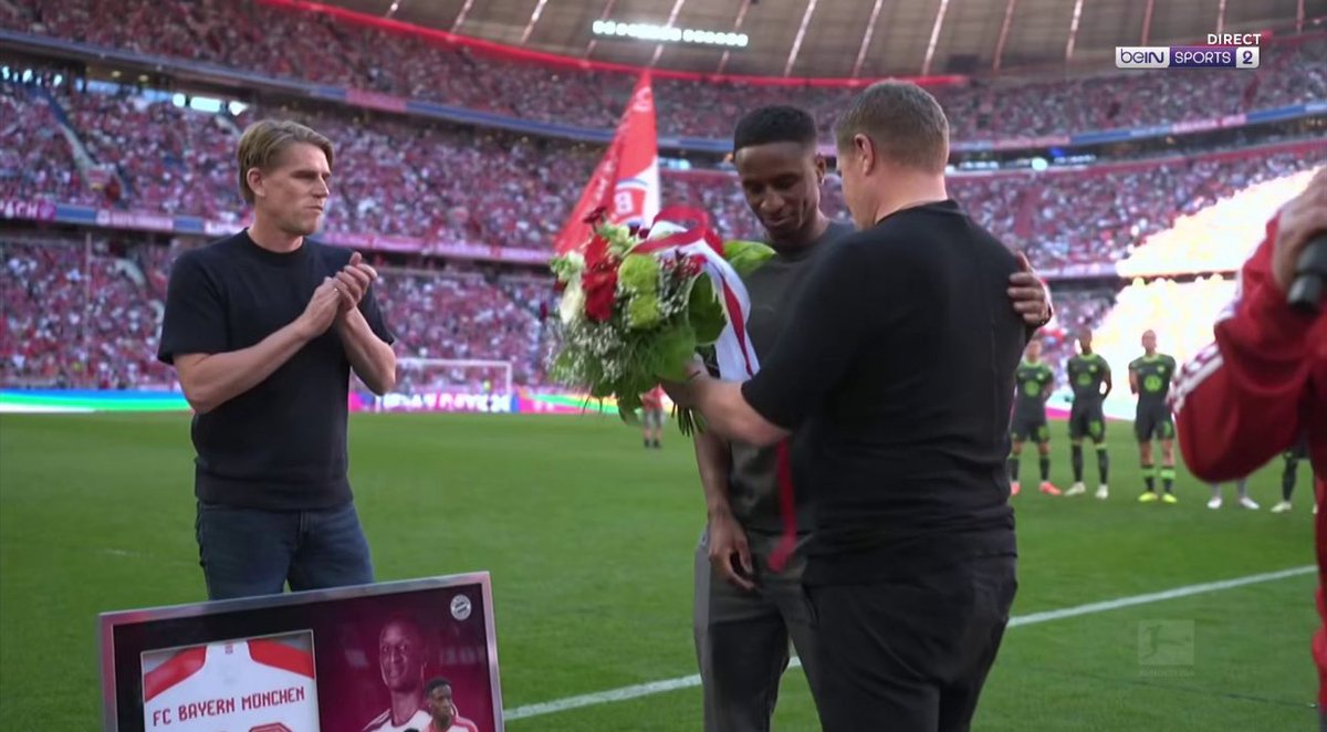❤️ Bouna Sarr sendo homenageado na Allianz Arena.

Se recuperando de lesão, o senegalês não jogará mas essa é a última vez dele no estádio do Bayern de Munique, visto que ele deixará o clube ao fim do seu contrato. 👋🇸🇳

[@iMiaSanMia]