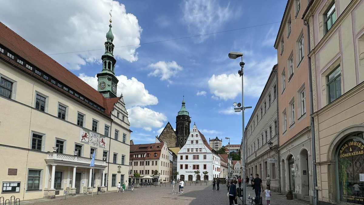 Ein schöner Tag heute in Pirna, der von unseren konservativen Freund und Bürgermeister Tim Lochner geführten beschaulichen Stadt. Und vorm Rathaus weht die blaue Friedensfahne. Ein gutes Zeichen✌️