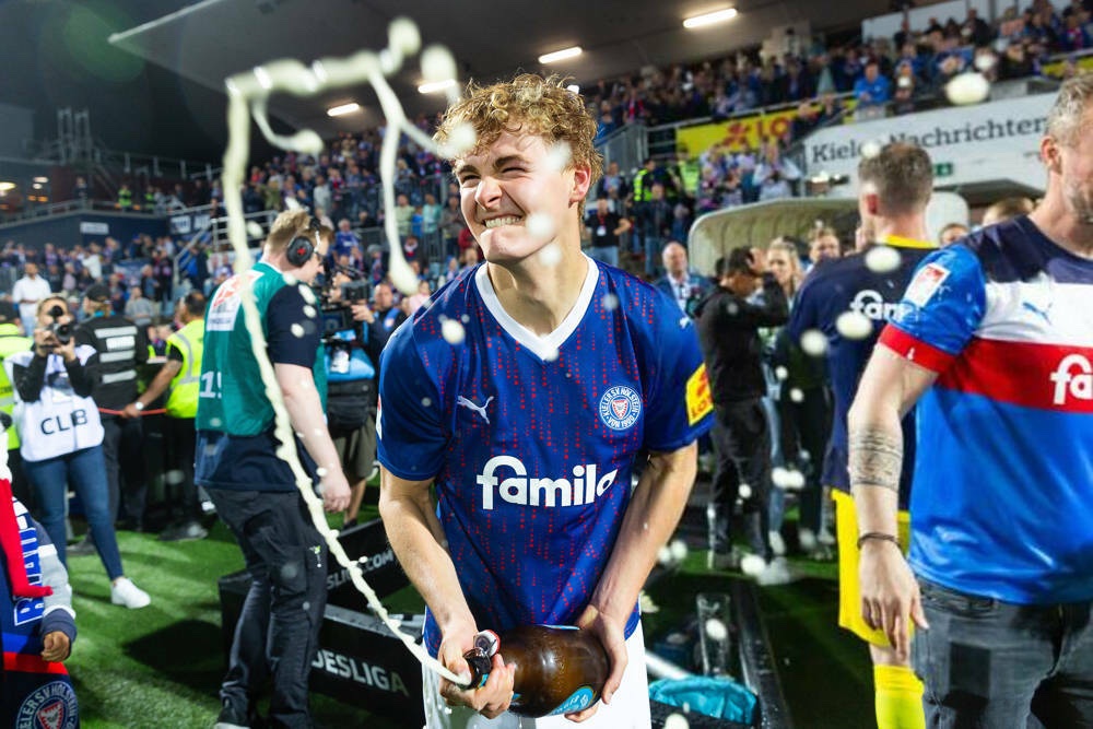 GREATESTHlTZ's tweet photo. my son my starboy💫 (tom rothe celebrating promotion: a thread💙🤍❤️) https://t.co/K3sfcmS2E2