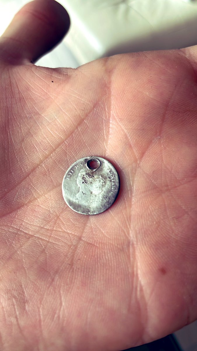 Lovely little find today, must have been worn as a necklace/pendant. 100% silver William 4th, 1836 four pence (groat), only minted for 2 years 1836/1837 👏🏼