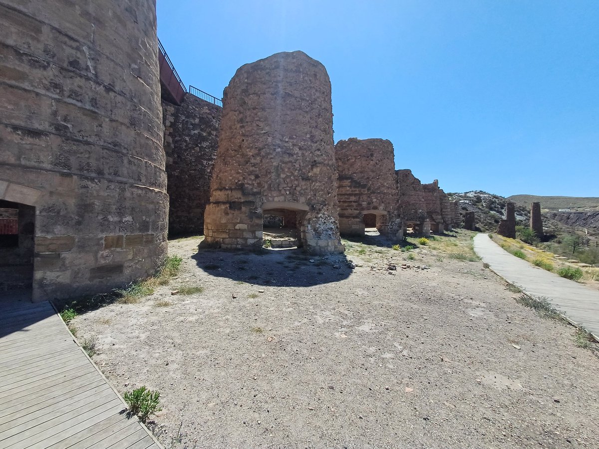 Hornos de calcinación, 1896. 
Son uno de los vestigios arquitectónicos más importantes de la época de la minería provincial. Fue unos de los más importantes enclaves mineros de hierro del país, se evacuaba en ferrocarril a través del embarcadero de Agua Amarga, en Níjar. ⚒️ 🪨 🚂