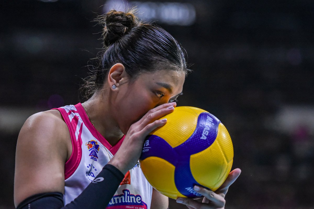 biyayahh's tweet photo. yung kabado ka sa serve niya kanina pero naalala mong she is alyssa valdez pala. mother slayed at the service line at the crucial end of the game. 

you will and always be relevant. the things you do for the team. 🫡 https://t.co/o2pGsctCiy