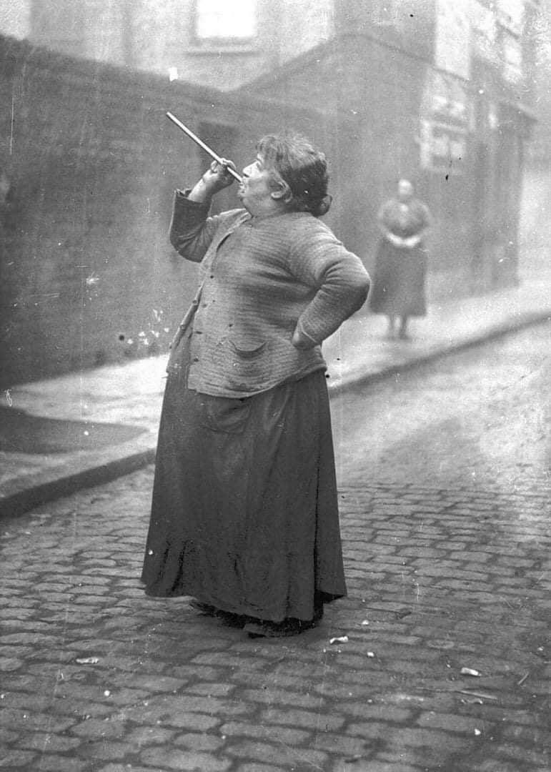 Mary Smith era uma mulher de Londres que em 1930 ganhava seis pence por semana atirando ervilhas secas pelas janelas para acordar as pessoas que tinham que ir trabalhar.