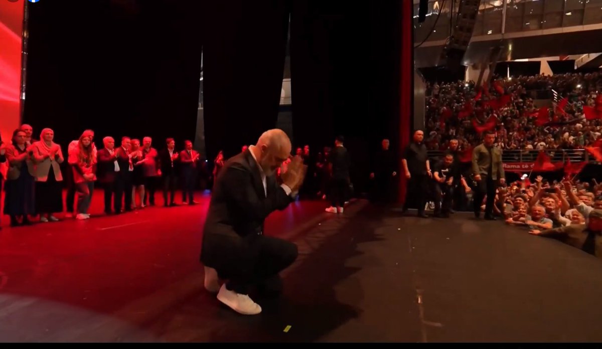 At the end of his speech in Athens,🇦🇱PM Edi Rama knelt before the🇦🇱migrants in🇬🇷 →2 things you have to admit to him: *He constantly reinvents himself,now (who'd have thought?) as a fighter against corruption & a supporter of🇦🇱migrants. **He has mastered the Machiaveli's pol. art