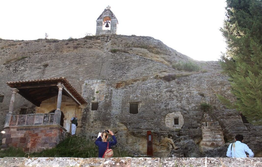 La ermita excavada a pico en la Montaña Palentina que es como una catedral buff.ly/4aPj1xk a través de @ViajaryMuchoMas