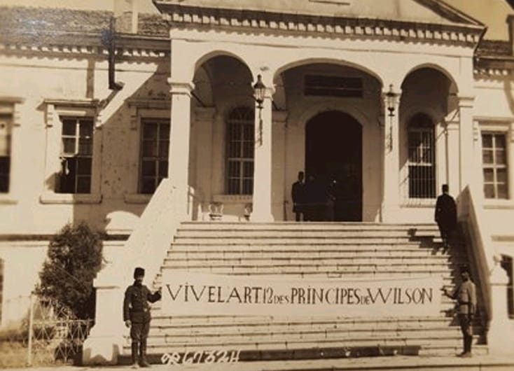 Erzincan Hükûmet Konağı'nın önünde 'Yaşasın Wilson Prensipleri 12. Madde' yazılı pankartı tutan askerler