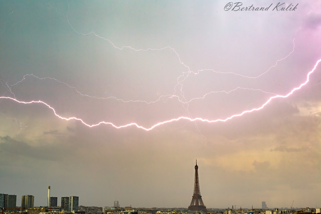 L'orage sur Paris. En regardant d'un peu plus près sur une de mes images, on voit clairement un avion se faire foudroyer en vol!A plane struck by lightning into the Parisian sky!! #keraunos #meteofrance @Meteovilles #toureiffel #villedeparis #weatherstorm #lachainemeteo #plane