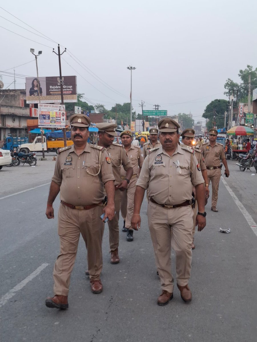 #एसपी_रामपुर के निर्देशन में थाना मिलक #RampurPolice द्वारा अपराध नियन्त्रण, कानून/शान्ति व्यवस्था तथा जनमानस में सुरक्षा की भावना जागृत करने के दृष्टिगत क्षेत्रान्तर्गत पैदल गस्त की गई। #UPPolice #Footpatrolling