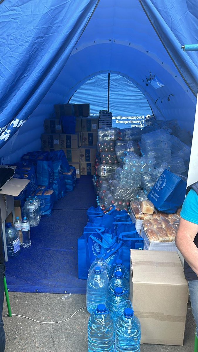 Together with partners @adraukraine and @myrnenebo_kh, @WFP is working in the #Kharkiv region to support people evacuated due to the recent waves of attacks. So far our teams have distributed food rations to 780+ people and registered 600+ people for emergency cash assistance.