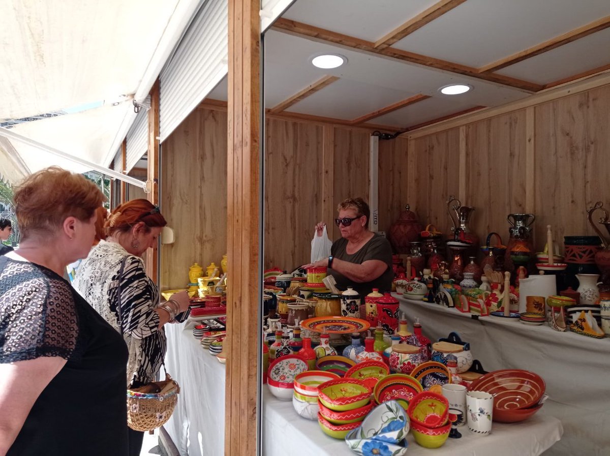 🥣En marxa el Mercat de l'Escuraeta!  🛍️Amb motiu de la festivitat de la #MareDeDéuDelsDesemparats, la 📍plaça de la Reina acull este #mercat, on trobaràs tota mena de ⚱️peces artesanals de ceràmica i d'obra per a cuinar🍴 o decorar ⏰De 9 a 22 h 🗓️ Fins al 2 de juny