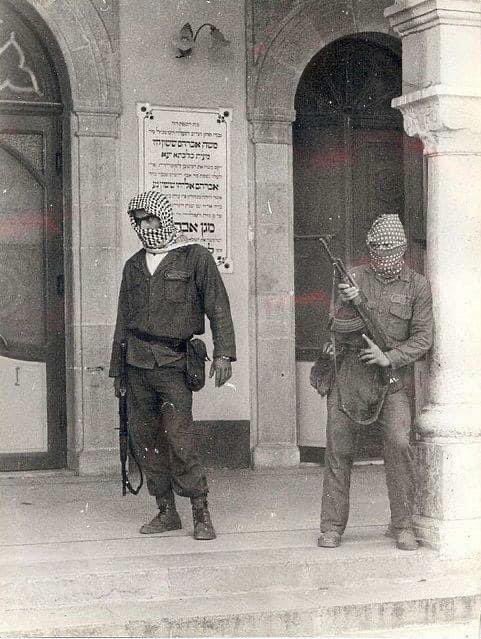 🚨🇵🇸 PLFP (Communist Militants) protecting a Palestinian Synagogue (1989)
