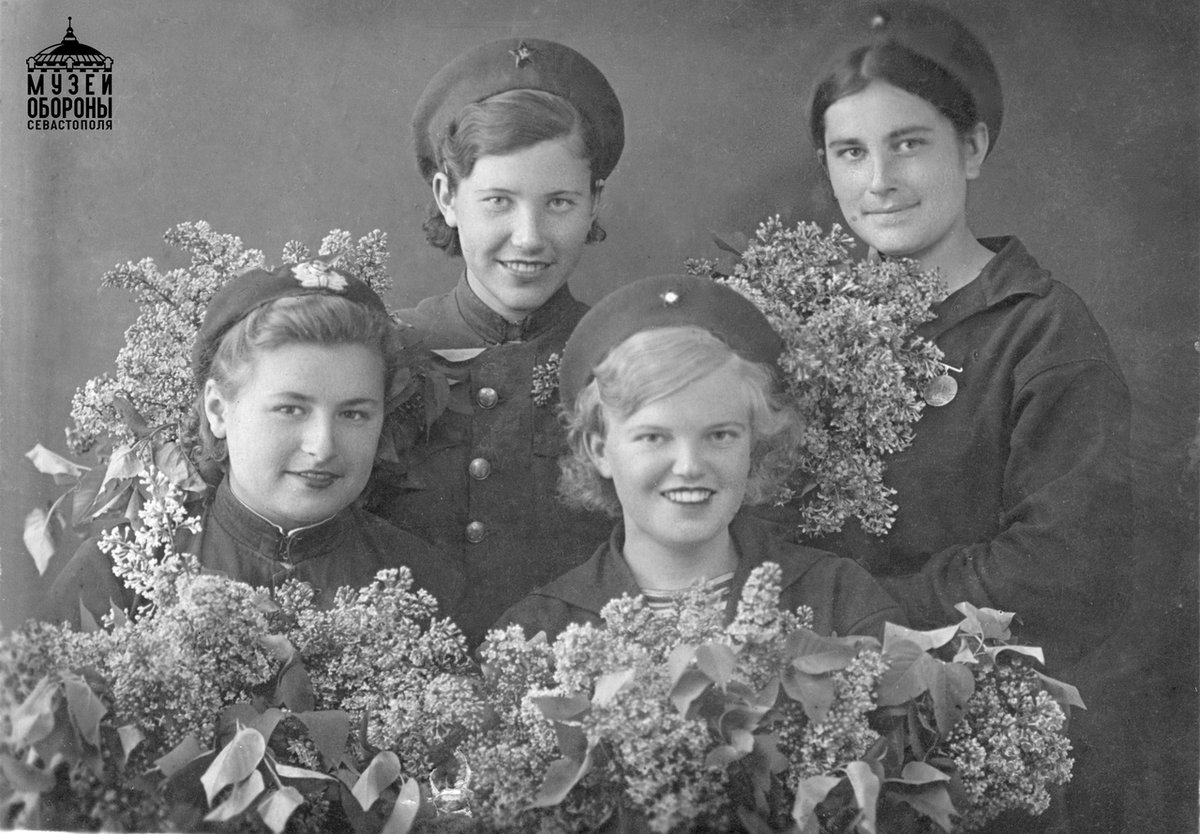 Защитницы Севастополя. Слева направо: Мария Литвинова, Любовь Новикова, Надежда Лонская и Женя Дерюгина
Май 1942 г. Севастополь.
Музей обороны Севастополя