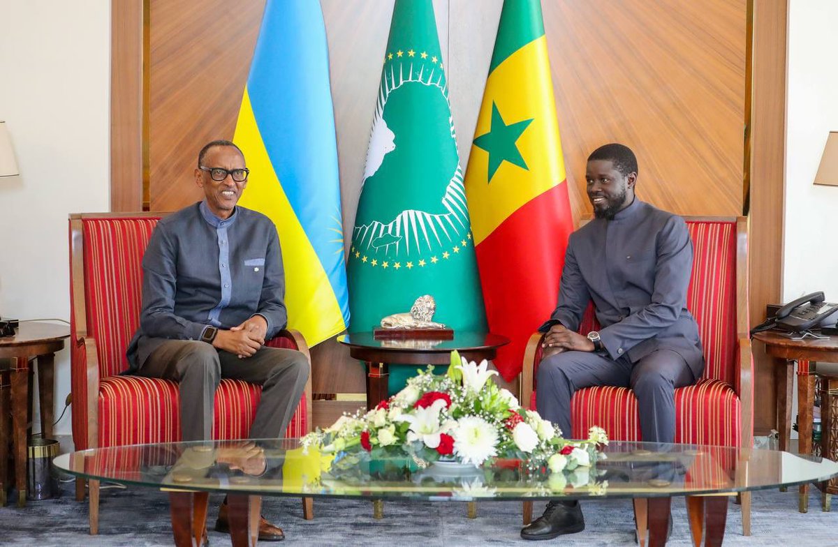Le @PR_Diomaye s'est entretenu ce jour avec SEM @PaulKagame sur les axes de coopération bilatérale entre le 🇸🇳 et le 🇷🇼. Au terme de leur entretien, le Chef de l’État a convié le Président Kagamé à un déjeuner dans une ambiance empreinte de solennité et d'amitié conviviale.