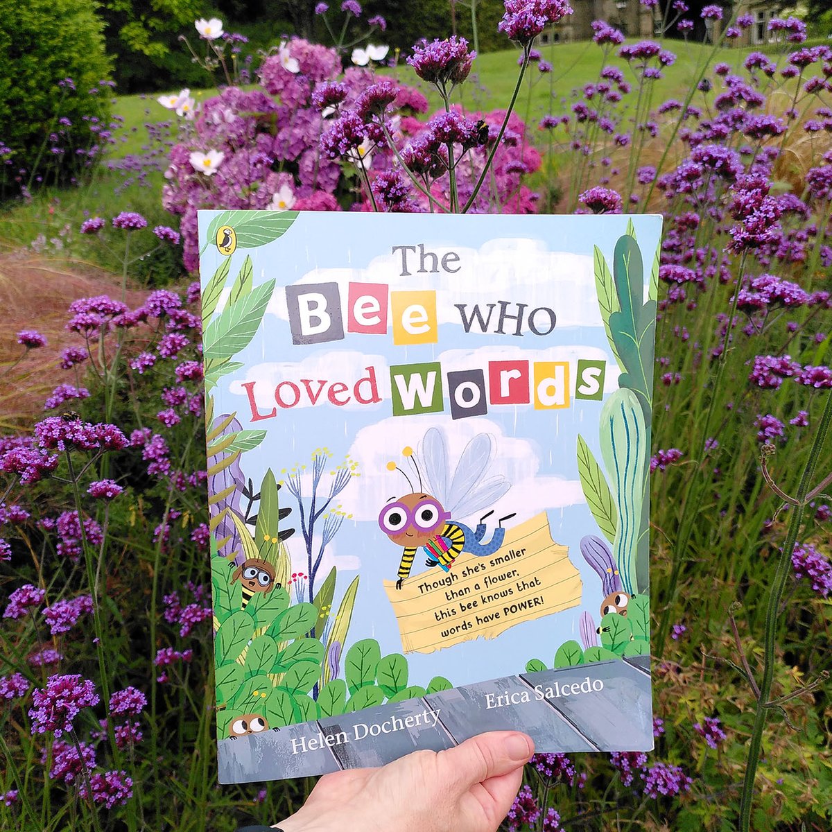 Join me next Saturday, 18th May at @NTCroftCastle for a Bee Weekend celebration! 🐝🌻🌺 I'll be sharing my book with Erica Salcedo🌼The Bee Who Loved Words🌼 Storytelling, draw-along and book signing from 2 - 3 pm📚 🎨 All welcome! @PuffinBooks #WorldBeeDay @worldbeeday