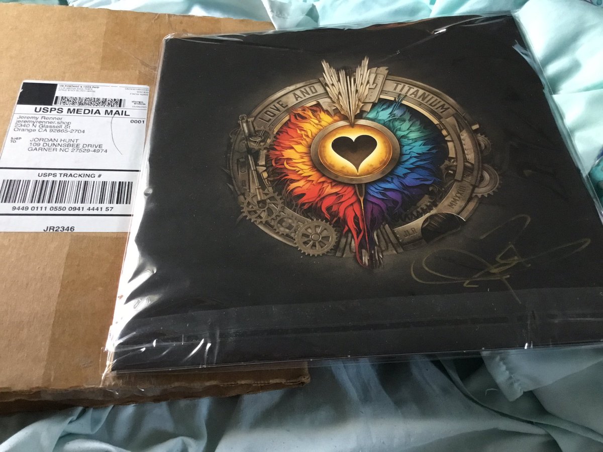 PattyParamonte's tweet image. My son gave me my birthday/Mother’s Day gift. I’m sure it will sound amazing but I don’t want to open it. It’s my first autographed anything. My 53rd birthday and 33rd year as a mother has started off awesome! @JeremyRenner @JordanHunt