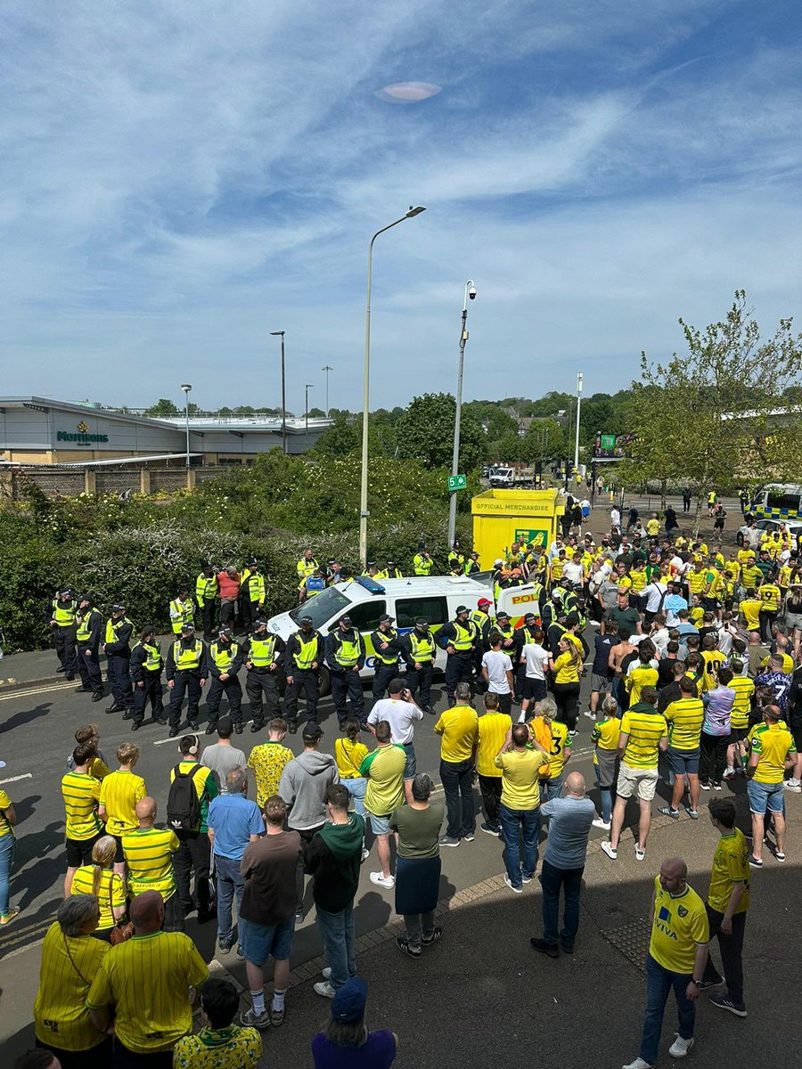 It’s being reported that a Leeds United fan has been slashed at Norwich this afternoon. 😨

Absolutely disgusting to see that going to the football isn’t a safe environment.

2 men have been arrested. #NCFC #LUFC