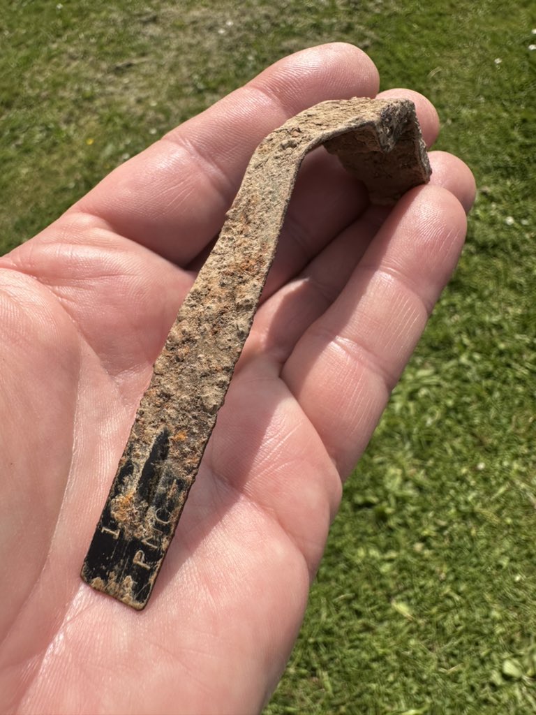 A wonderful open day - huge thanks to all. Finding a US M3 fighting knife, grenade handle, hut corrugated iron….A Saxon coin of Edward the Confessor (obvs Norman link!). Also a real highlight to meet the fabulous @chinnychick (read her powerful book). Currahee! #bandofbrothers
