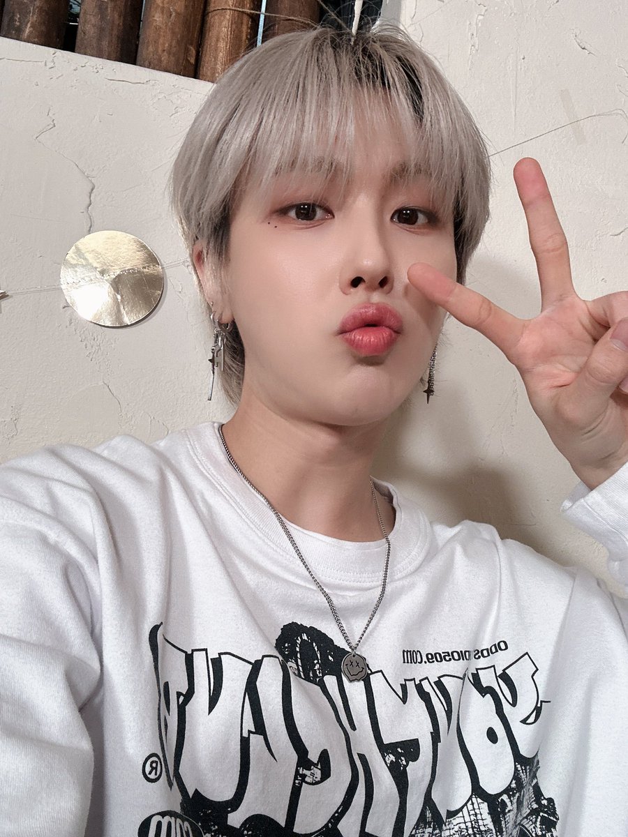[#기욱]
원위 5주년도 기쁘고 윕4주년도 행복하다!!!!!!!!!!
💙🫶 더 이쁜 추억들 만들어가자구!!!!!! 
오늘 하루는 누구보다 행복하게 보내여😘