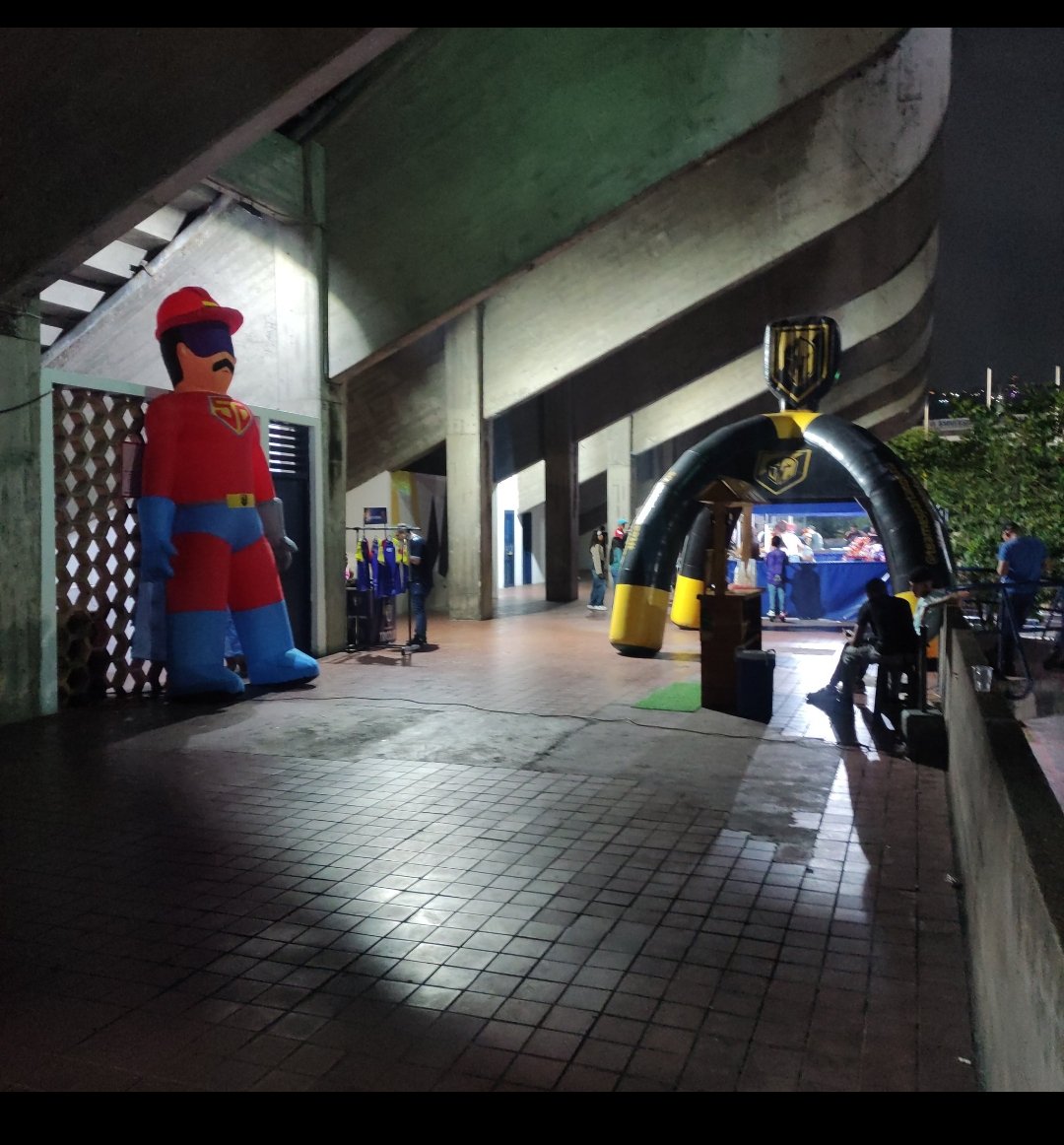 Los signos son evidentes y alarmantes. Hay un plan del régimen para la toma del control de la #UCV. La ahorcaron desde todos los ámbitos para ahora lucir como sus salvadores. Una profesora jubilada me explicaba lo evidente, desde el poder se  posicionan en espacios académicos,
