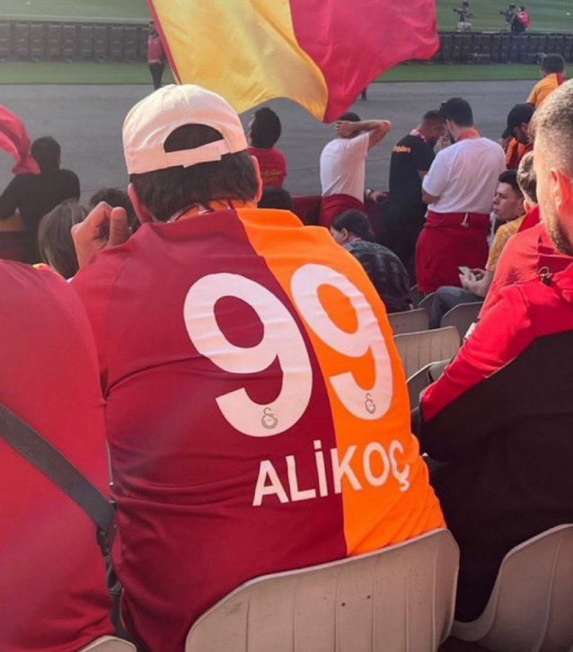 Galatasaraylı bir taraftar, formasına Ali Koç yazdırdı.