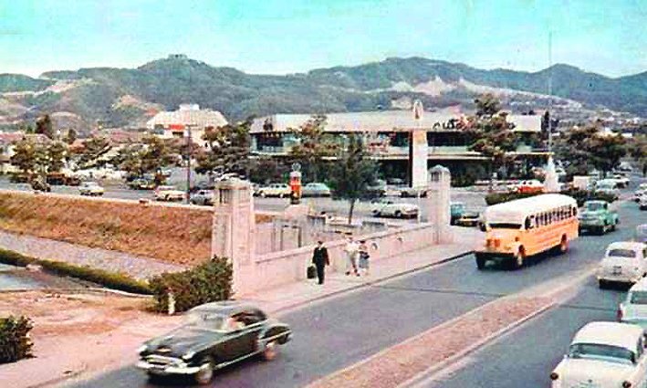 En 1941 se inauguró el puente sobre río Guaire diseñado por Arq. Carlos Guinand Sandoz, que comunica Las Mercedes con Chacaíto. Sustituyó al construído en 1929 y facilitó comunicacion con terrenos del sur en haciendas Las Mercedes y Valle Arriba que ya estaban siendo urbanizados.