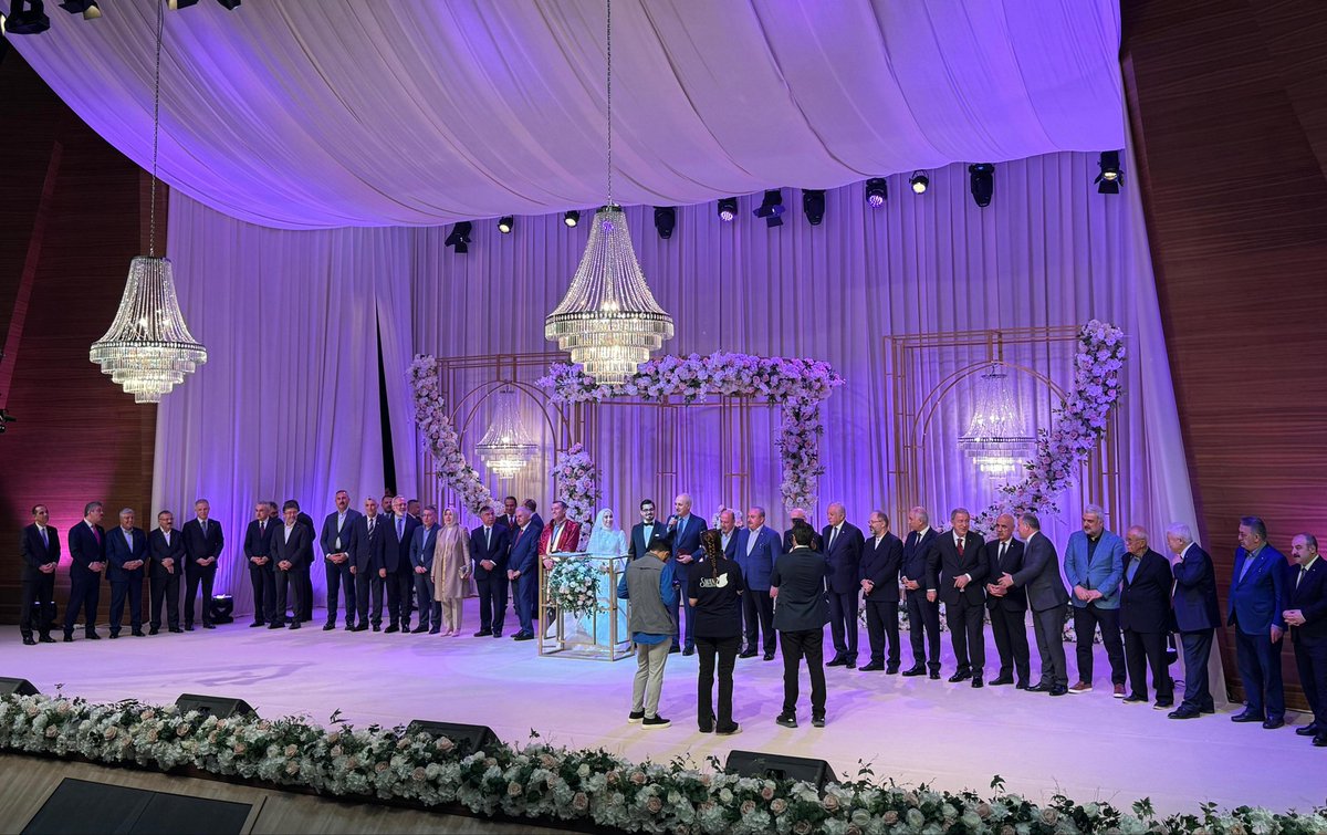 Grup Başkanvekilimiz Muhammet Emin Akbaşoğlu’nun oğlu Furkan ve Beyza’nın nikah törenine katılarak mutluluklarına şahitlik ettik. Kıymetli evlatlarımıza iki cihan saadeti diliyorum. Rabb’im hayırlı ve mübarek eylesin. @akbasogluemin