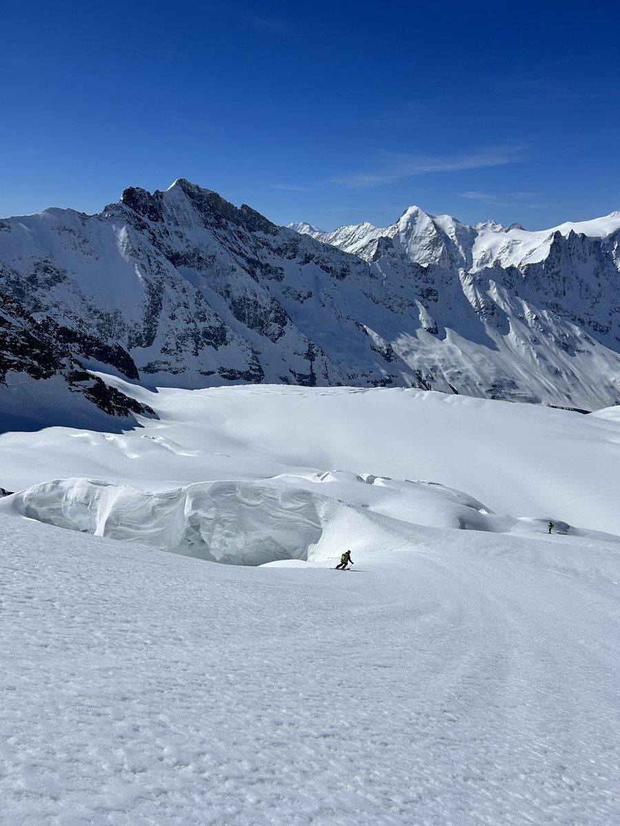 This spring with abundant snowfall helps the #glaciers resist the summer heat and #climatechange and allows #skimountaineers to enjoy exceptional days in the #SwissAlps. #Aletschglacier region.